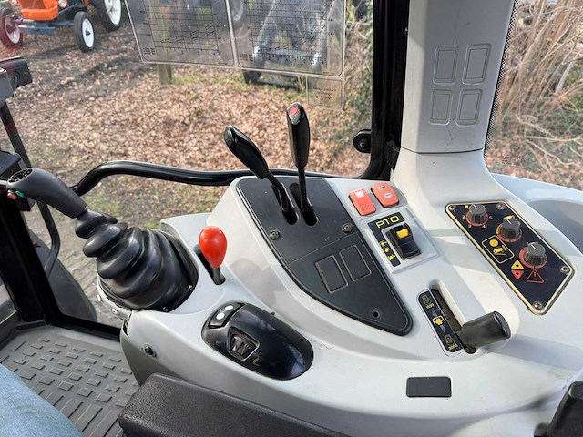 2001 massey ferguson 5435 vierwielaangedreven landbouwtractor - afbeelding 9 van  10