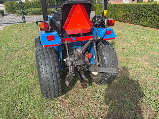2001 new holland tc21d compacttractor – 21 pk – 2.127 uur – extra bandenset - afbeelding 17 van  18