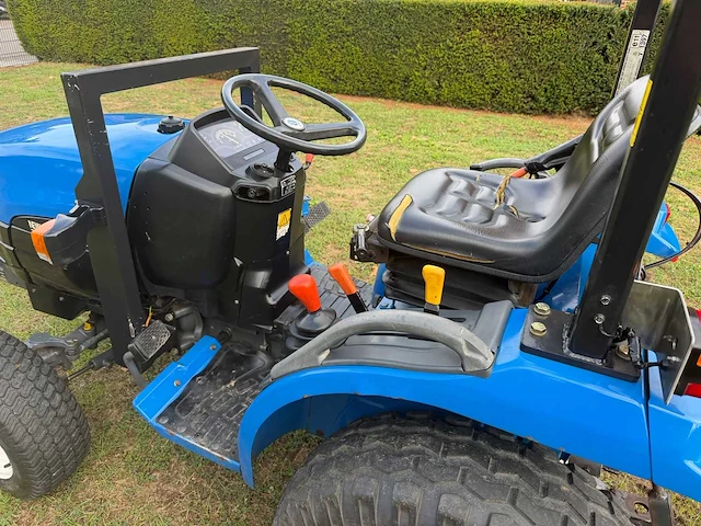 2001 new holland tc21d compacttractor – 21 pk – 2.127 uur – extra bandenset - afbeelding 2 van  18