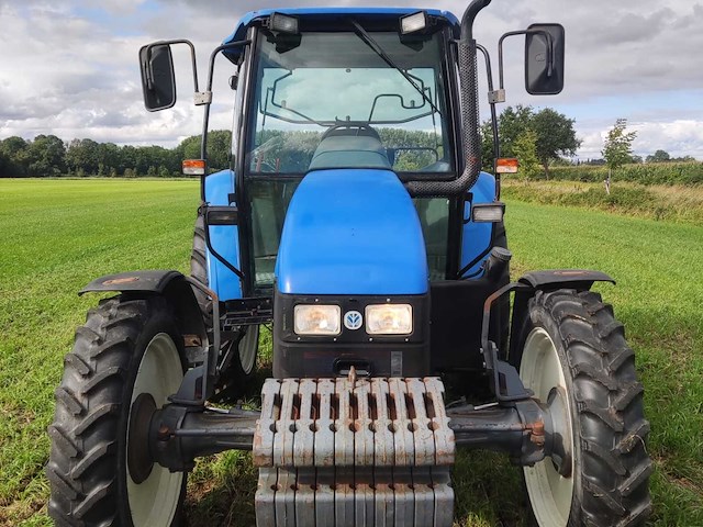 2001 new holland tl90 vierwielaangedreven landbouwtractor - afbeelding 3 van  9
