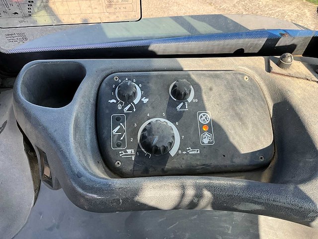 2001 new holland ts100 vierwielaangedreven landbouwtractor - afbeelding 2 van  10