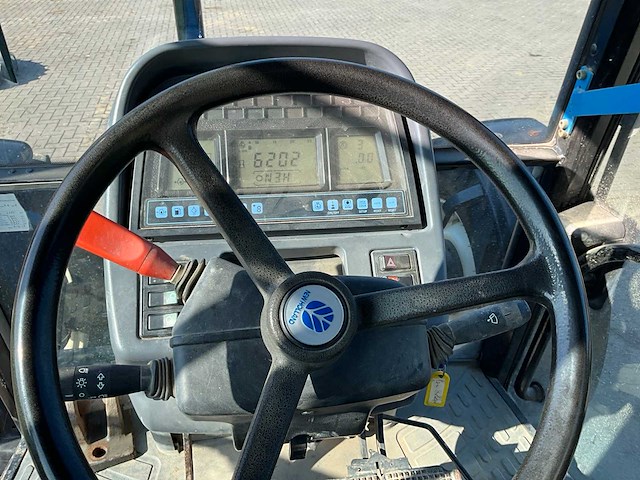 2001 new holland ts100 vierwielaangedreven landbouwtractor - afbeelding 3 van  10