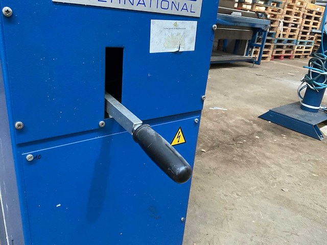 2001 schüco ksm 235 glaslat aluminium clip pers - afbeelding 9 van  32