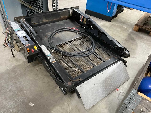 2001 the braun corporation rolstoellift - afbeelding 1 van  6