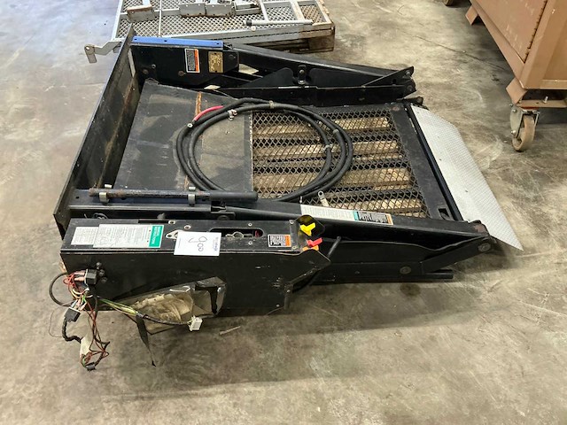 2001 the braun corporation rolstoellift - afbeelding 1 van  7