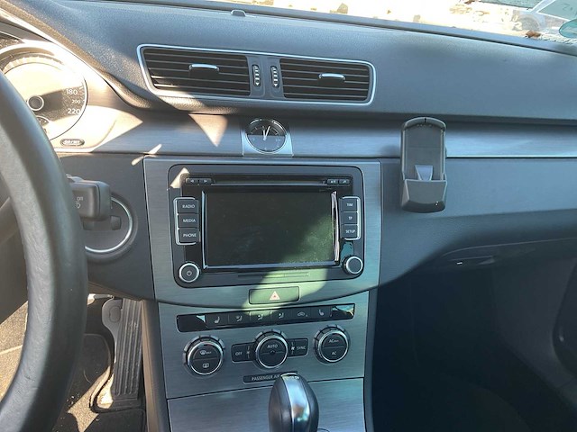 2001 volkswagen passat sedan personenauto - afbeelding 16 van  19