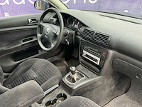 2002 - volkswagen - passat - 2.0-20v comfortline - personenauto - afbeelding 9 van  11