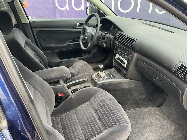2002 - volkswagen - passat - 2.0-20v comfortline - personenauto - afbeelding 2 van  3