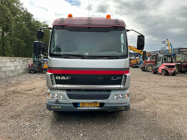 2002 daf lf 55.180 vrachtwagen met palfinger pk7000 autolaadkraan en baveck 150 oplegger - afbeelding 3 van  84