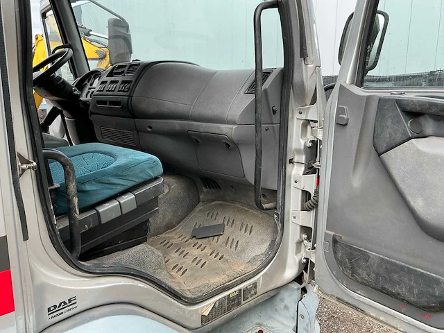 2002 daf lf 55.180 vrachtwagen met palfinger pk7000 autolaadkraan en baveck 150 oplegger - afbeelding 43 van  84