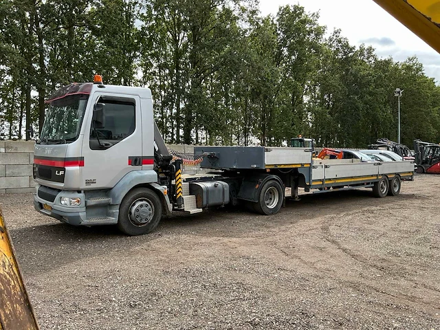 2002 daf lf 55.180 vrachtwagen met palfinger pk7000 autolaadkraan en baveck 150 oplegger - afbeelding 1 van  80