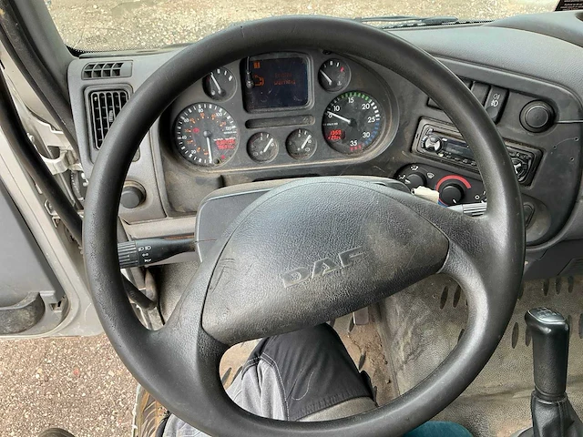 2002 daf lf 55.180 vrachtwagen met palfinger pk7000 autolaadkraan en baveck 150 oplegger - afbeelding 22 van  80