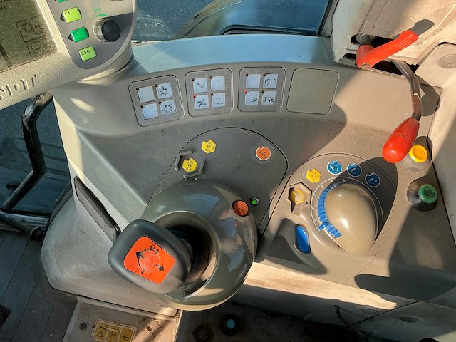 2002 fendt 411 vario vierwielaangedreven landbouwtractor - afbeelding 24 van  34