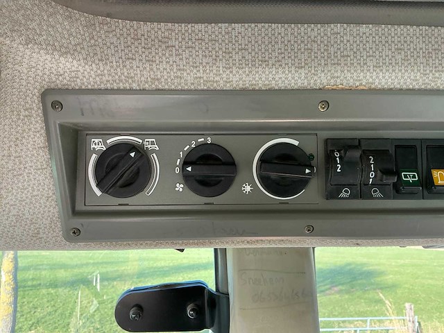 2002 fendt 411 vario vierwielaangedreven landbouwtractor - afbeelding 28 van  34