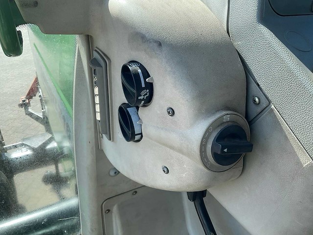 2002 fendt favorit 716 vario vierwielaangedreven landbouwtractor - afbeelding 8 van  15