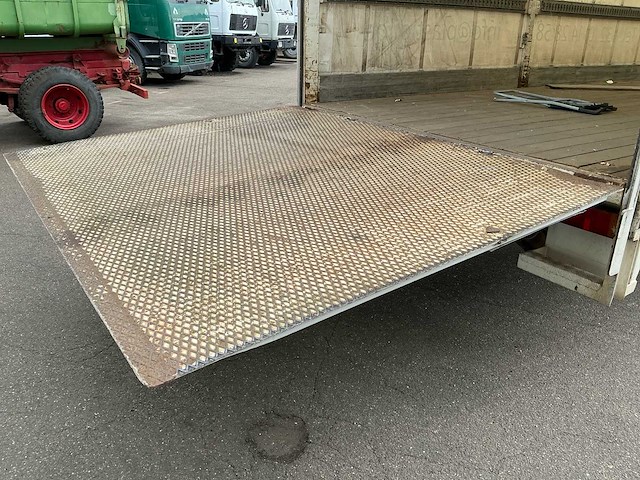 2002 man le 220 c 12.225 llc 4x2 schuifzeilwagen – dhollandia laadklep - afbeelding 9 van  15