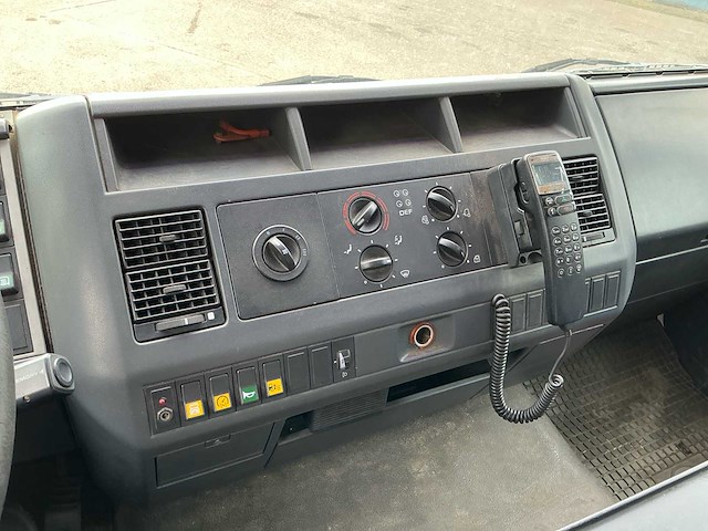 2002 man le 220 c 12.225 llc 4x2 schuifzeilwagen – dhollandia laadklep - afbeelding 13 van  35
