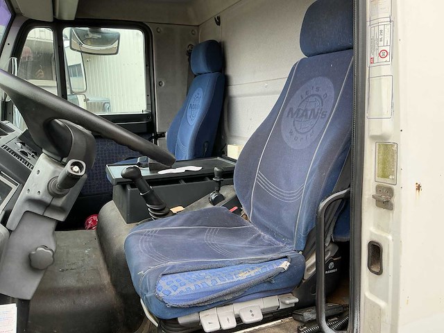 2002 man le 220 c 12.225 llc 4x2 schuifzeilwagen – dhollandia laadklep - afbeelding 18 van  35