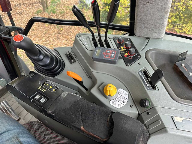 2002 massey ferguson 6255 vierwielaangedreven landbouwtractor - afbeelding 9 van  10