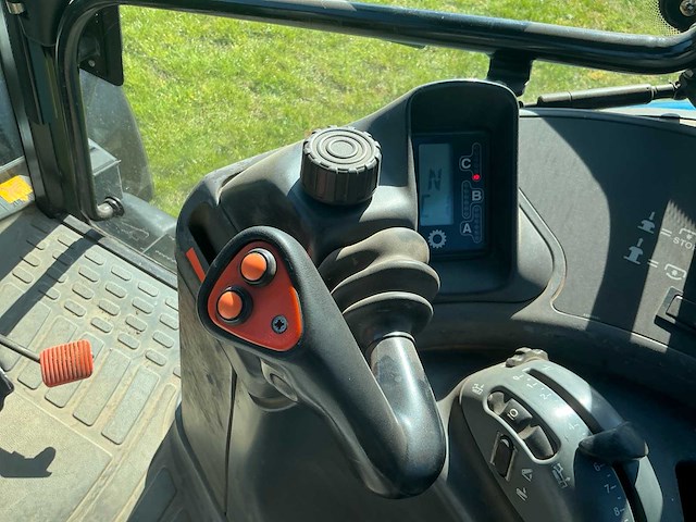 2002 new holland tm115 vierwielaangedreven landbouwtractor - afbeelding 2 van  7