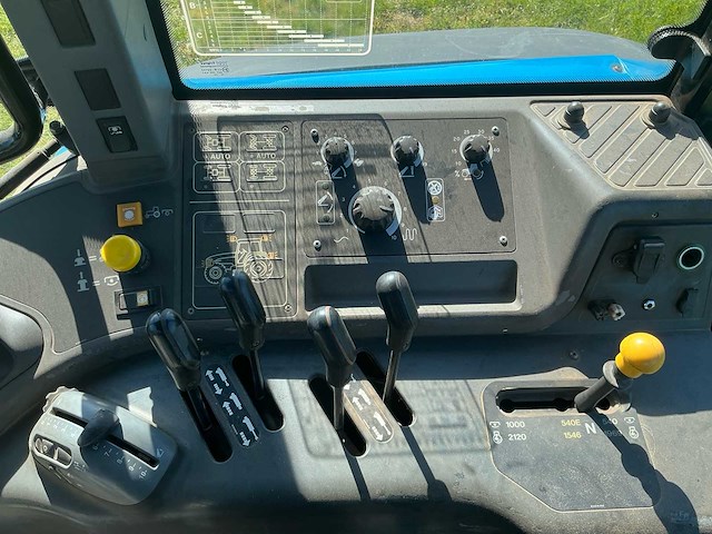 2002 new holland tm115 vierwielaangedreven landbouwtractor - afbeelding 3 van  7