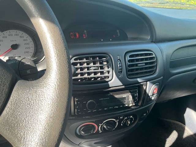 2002 renault mégane cabrio 1.6-16v sport way personenauto - afbeelding 10 van  24