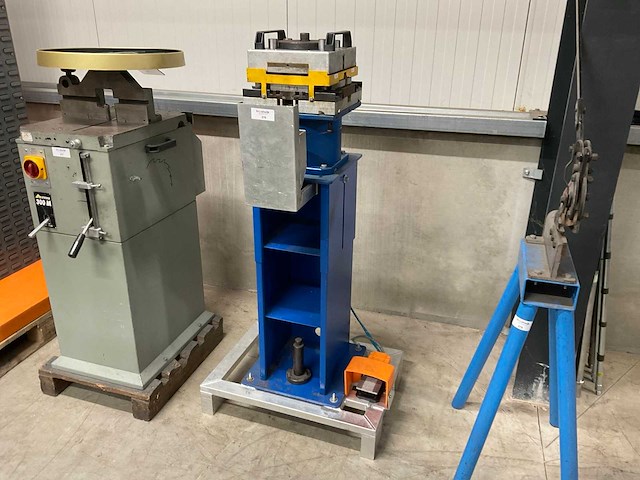 2002 schüco basispresse pneumatische persmachine - afbeelding 1 van  5
