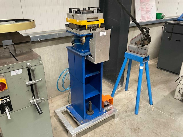 2002 schüco basispresse pneumatische persmachine - afbeelding 2 van  5