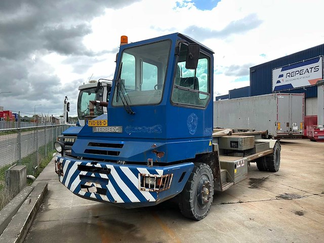 2002 terberg yt180 haakarmvrachtwagen - afbeelding 1 van  22
