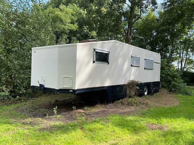 2003 camperbouw holland - be-oplegger ingericht als complete woon-/verblijfswagen met garage, generator, zonnepanelen en hydraulisch nivelleersysteem - afbeelding 1 van  69
