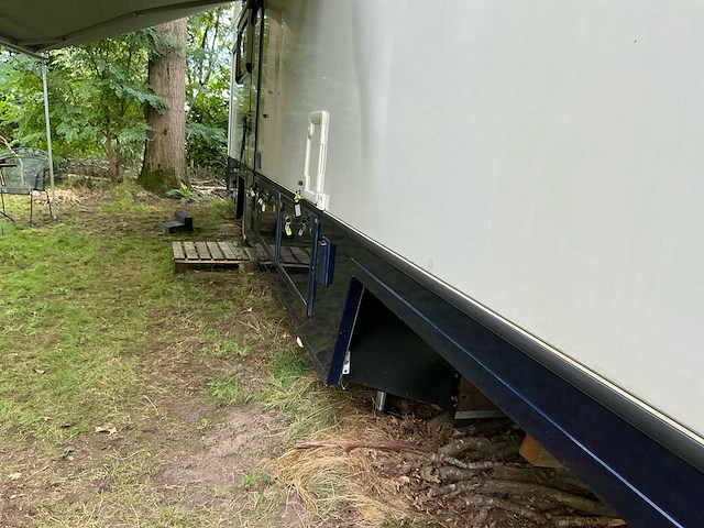 2003 camperbouw holland - be-oplegger ingericht als complete woon-/verblijfswagen met garage, generator, zonnepanelen en hydraulisch nivelleersysteem - afbeelding 62 van  69