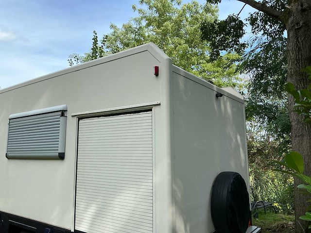 2003 camperbouw holland - be-oplegger ingericht als complete woon-/verblijfswagen met garage, generator, zonnepanelen en hydraulisch nivelleersysteem - afbeelding 66 van  69