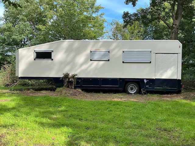 2003 camperbouw holland - be-oplegger ingericht als complete woon-/verblijfswagen met garage, generator, zonnepanelen en hydraulisch nivelleersysteem - afbeelding 67 van  69