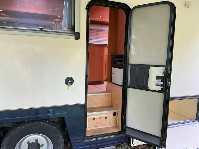 2003 camperbouw holland - be-oplegger ingericht als complete woon-/verblijfswagen met garage, generator, zonnepanelen en hydraulisch nivelleersysteem - afbeelding 78 van  132