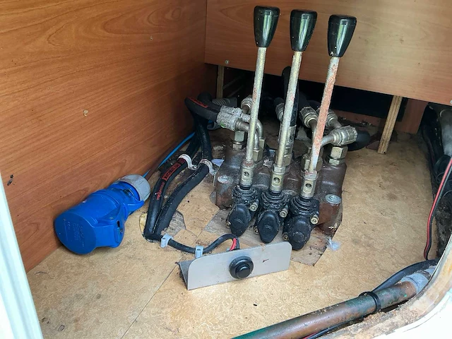 2003 camperbouw holland - be-oplegger ingericht als complete woon-/verblijfswagen met garage, generator, zonnepanelen en hydraulisch nivelleersysteem - afbeelding 121 van  132