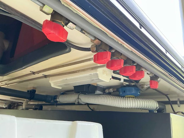 2003 camperbouw holland - be-oplegger ingericht als complete woon-/verblijfswagen met garage, generator, zonnepanelen en hydraulisch nivelleersysteem - afbeelding 92 van  132