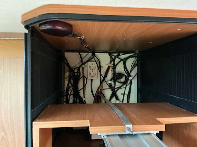 2003 camperbouw holland - be-oplegger ingericht als complete woon-/verblijfswagen met garage, generator, zonnepanelen en hydraulisch nivelleersysteem - afbeelding 53 van  132