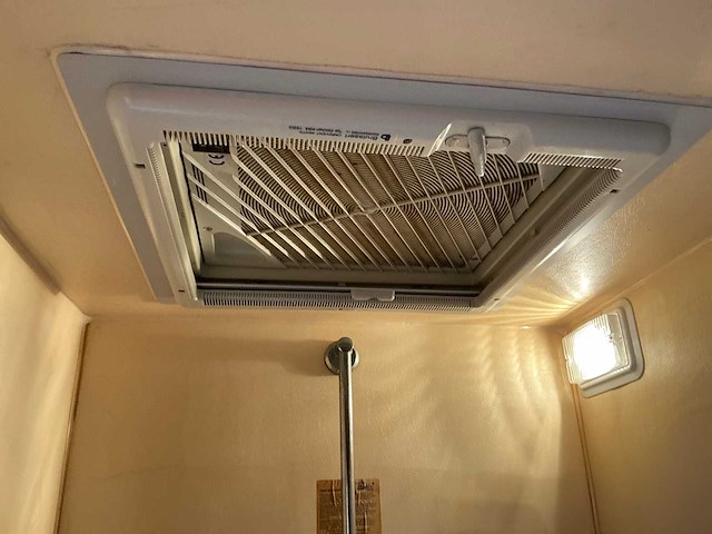 2003 camperbouw holland - be-oplegger ingericht als complete woon-/verblijfswagen met garage, generator, zonnepanelen en hydraulisch nivelleersysteem - afbeelding 6 van  81