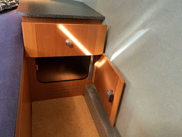 2003 camperbouw holland - be-oplegger ingericht als complete woon-/verblijfswagen met garage, generator, zonnepanelen en hydraulisch nivelleersysteem - afbeelding 20 van  81