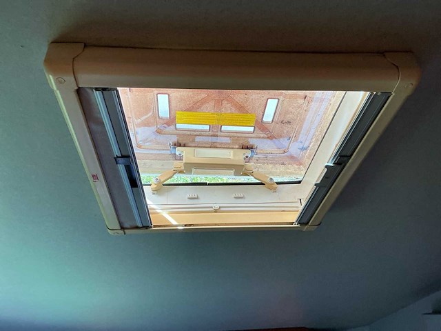 2003 camperbouw holland - be-oplegger ingericht als complete woon-/verblijfswagen met garage, generator, zonnepanelen en hydraulisch nivelleersysteem - afbeelding 30 van  81