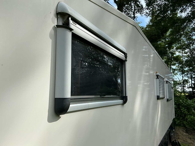 2003 camperbouw holland - be-oplegger ingericht als complete woon-/verblijfswagen met garage, generator, zonnepanelen en hydraulisch nivelleersysteem - afbeelding 32 van  81