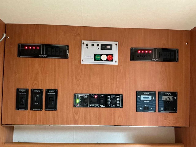 2003 camperbouw holland - be-oplegger ingericht als complete woon-/verblijfswagen met garage, generator, zonnepanelen en hydraulisch nivelleersysteem - afbeelding 41 van  81