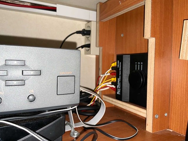 2003 camperbouw holland - be-oplegger ingericht als complete woon-/verblijfswagen met garage, generator, zonnepanelen en hydraulisch nivelleersysteem - afbeelding 58 van  81