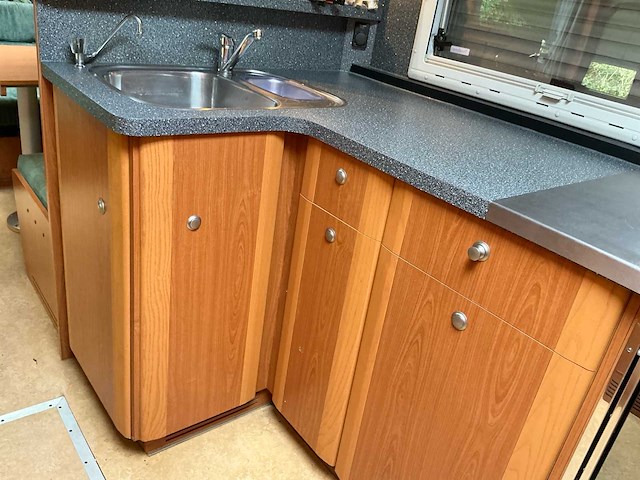 2003 camperbouw holland - be-oplegger ingericht als complete woon-/verblijfswagen met garage, generator, zonnepanelen en hydraulisch nivelleersysteem - afbeelding 64 van  81