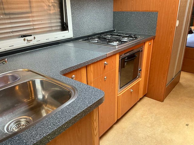 2003 camperbouw holland - be-oplegger ingericht als complete woon-/verblijfswagen met garage, generator, zonnepanelen en hydraulisch nivelleersysteem - afbeelding 65 van  81