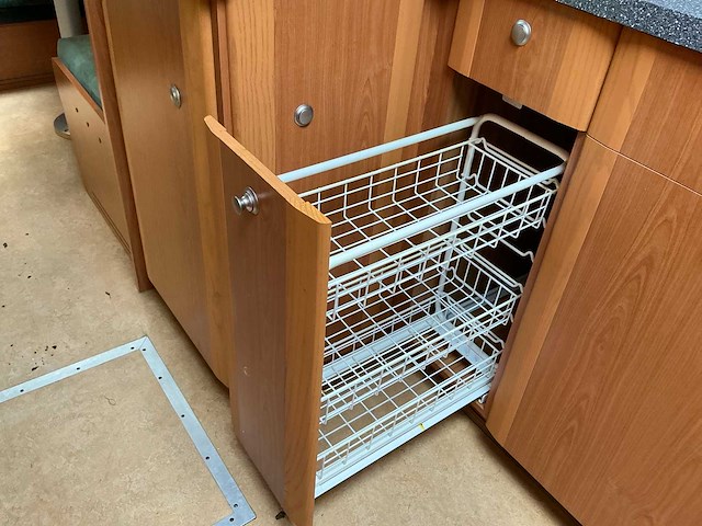 2003 camperbouw holland - be-oplegger ingericht als complete woon-/verblijfswagen met garage, generator, zonnepanelen en hydraulisch nivelleersysteem - afbeelding 69 van  81