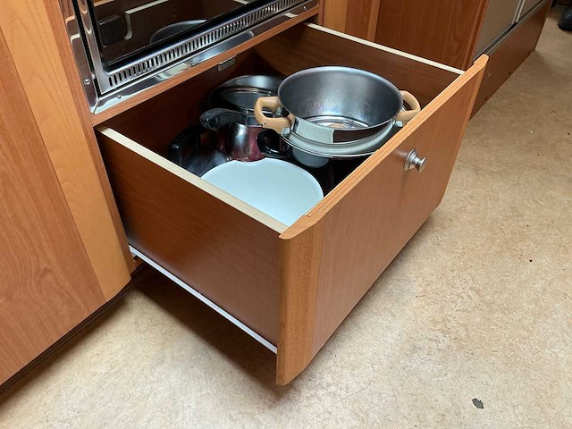 2003 camperbouw holland - be-oplegger ingericht als complete woon-/verblijfswagen met garage, generator, zonnepanelen en hydraulisch nivelleersysteem - afbeelding 76 van  81