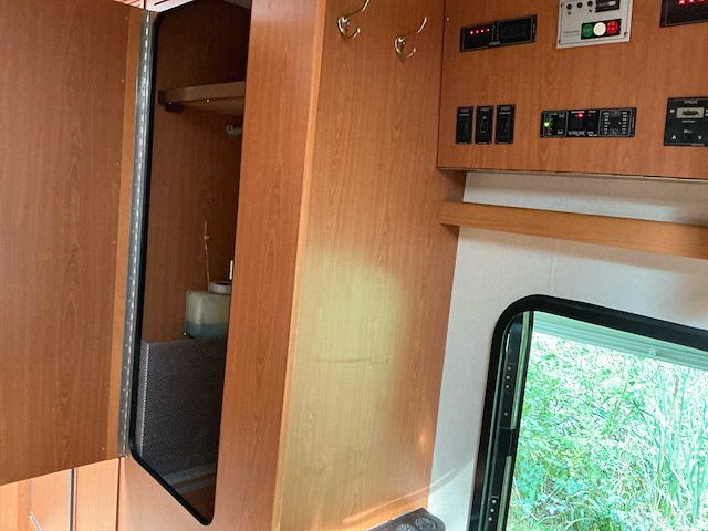 2003 camperbouw holland - be-oplegger ingericht als complete woon-/verblijfswagen met garage, generator, zonnepanelen en hydraulisch nivelleersysteem - afbeelding 79 van  81