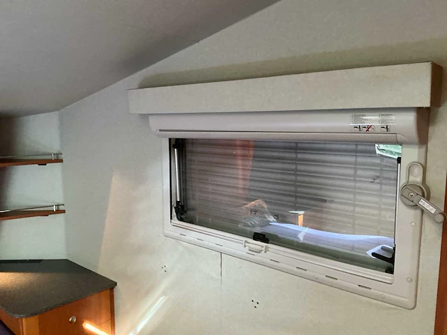 2003 camperbouw holland - be-oplegger ingericht als complete woon-/verblijfswagen met garage, generator, zonnepanelen en hydraulisch nivelleersysteem - afbeelding 18 van  110