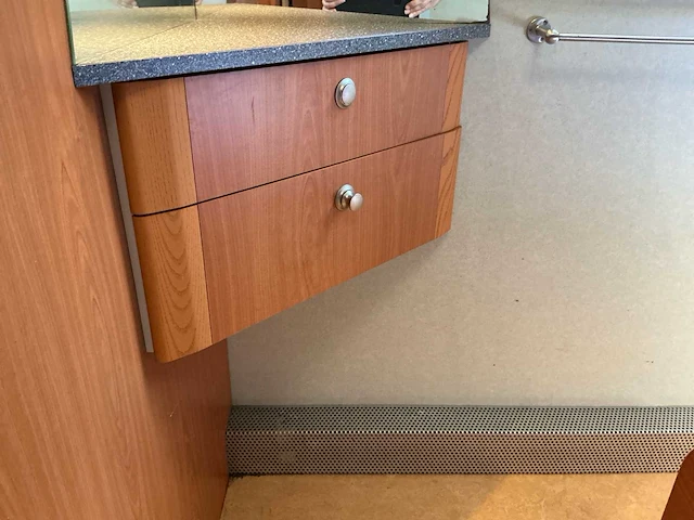 2003 camperbouw holland - be-oplegger ingericht als complete woon-/verblijfswagen met garage, generator, zonnepanelen en hydraulisch nivelleersysteem - afbeelding 24 van  110